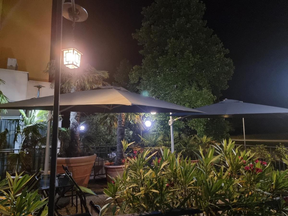 Hotel Restaurant Le Relais - Pau Nord Lons Buitenkant foto